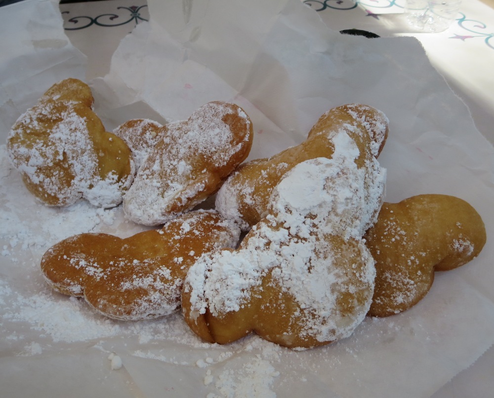 Mickey-Mouse-beignets.JPG