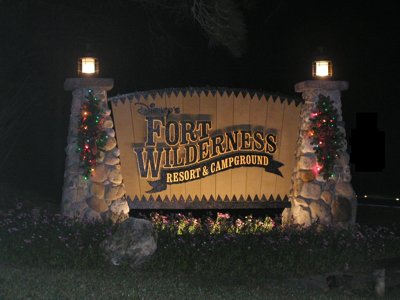 Disney's_Fort_Wilderness_Resort_and_Campground_sign_at_night.jpg