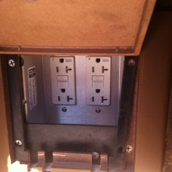 outlet-550x550.jpg