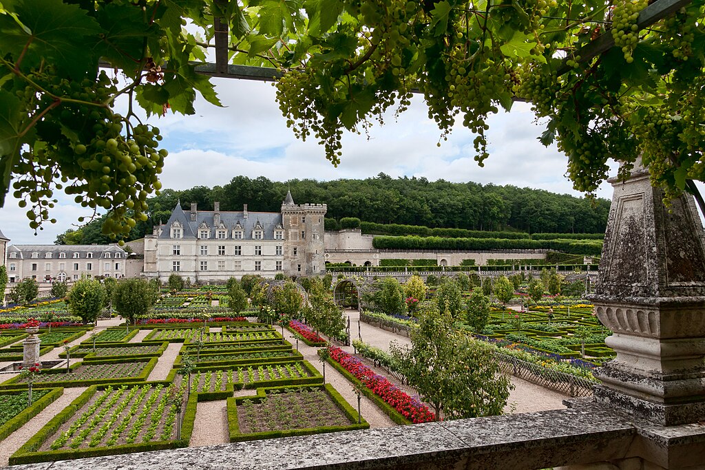 1024px-Chateau-Villandry-VueGenerale-Jardins.jpg