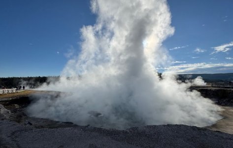 Midway_Geyser_4.jpg