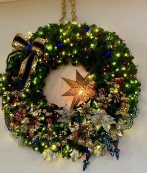 GDT HOLIDAY DEC 2024 WALKWAY WREATH2.jpg