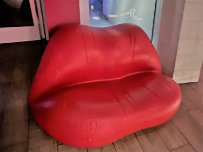 Lips Couch Jaleo.jpg