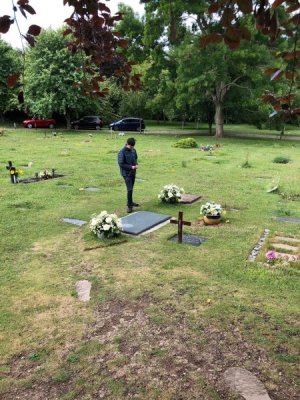 dahl gravesite 5.jpg