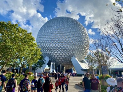 Spaceship_Earth_and_entry_plaza_2021.jpg