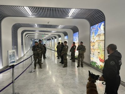 Army at Paris Airport CDG.jpg Army at Paris Airport CDG.jpg