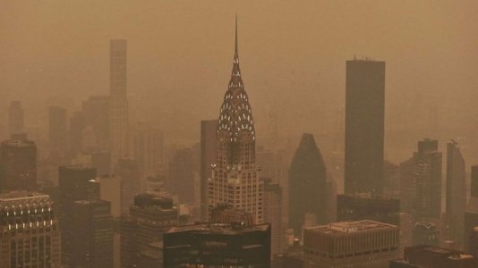 manhattan-smoke-wildfire-abc-lv-230606-7_1686098987557_hpMain_16x9_992 (1).jpg