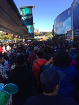 disneyland_december_crowds2.jpg disneyland_december_crowds2.jpg