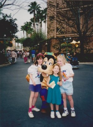 Goofy and Girls.jpeg