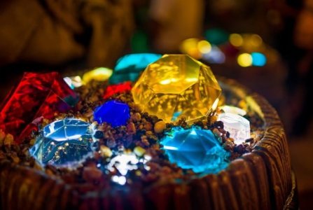 seven-dwarfs-mine-train-queue-gems-copy-640x430.jpg