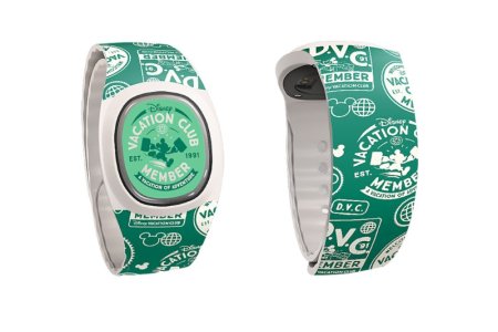 Disney-Vacation-Club-MagicBand-2024-Green-Both.jpg