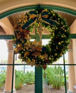 GDT HOLIDAY DEC 2024 WALKWAY WREATH.jpg