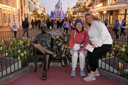 2025-01-25 - Magic Kingdom Park - Sharing the magic statue_3.jpeg 2025-01-25 - Magic Kingdom Park - Sharing the magic statue_3.jpeg