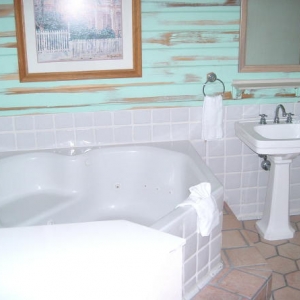 Old Key West Jacuzzi tub!