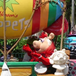 Stars and Motor Cars Parade - Kermit & Miss Piggy