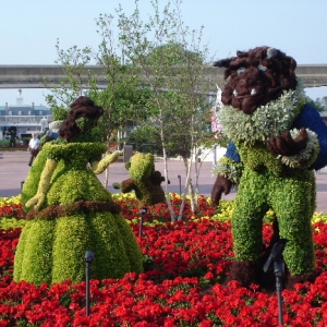 Beauty and the Beast topiary