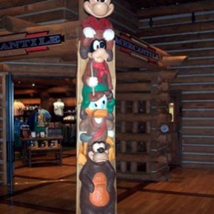 Totem outside of gift shop.