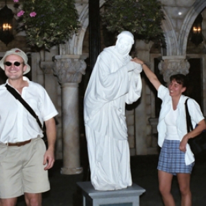 Kim_jan_statue_web