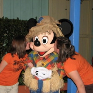 kissing mickey