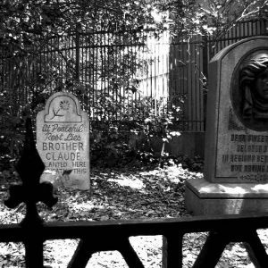 MK - Haunted Mansion Tombstones