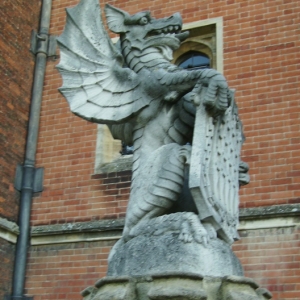 Hampton_Court_Statue