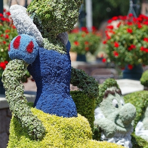 Snow White topiary