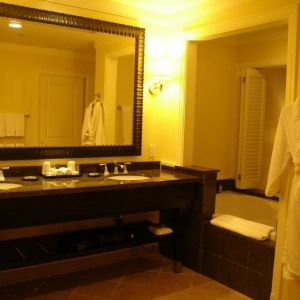 Westin Kaanapali sink and jacuzzi