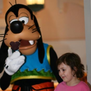 Goofy_with_Mickey_bar_sm