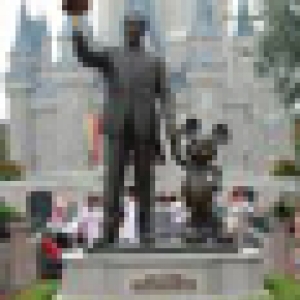 Walt_Disney_statue_Mickey_Bar_sm
