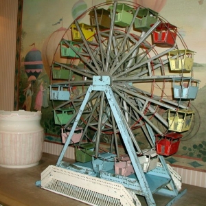 Toy ferris wheel