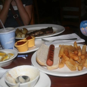 Le Cellier hot dog