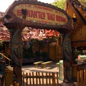 Adventureland_-_Enchanted_Tiki_Room_000