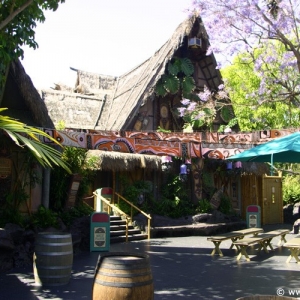 Adventureland_-_Enchanted_Tiki_Room_01