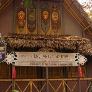 Adventureland_-_Enchanted_Tiki_Room_03