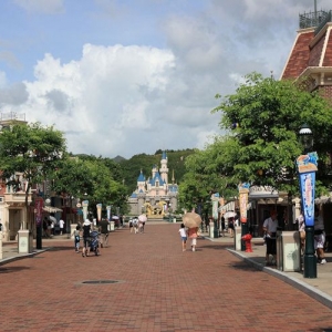 Hong Kong Disneyland- Main Street - walking