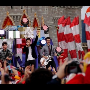 Jonas Brothers: Disney Parks Christmas Day Parade Taping
