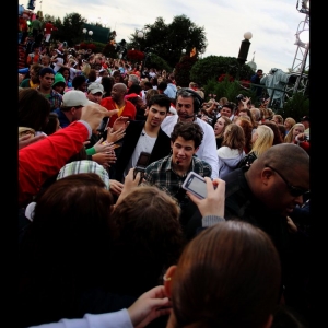 Jonas Brothers: Disney Parks Christmas Day Parade Taping