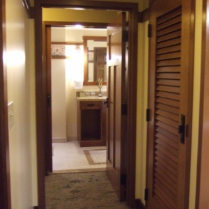 Hallway_to_the_bath_424x565_