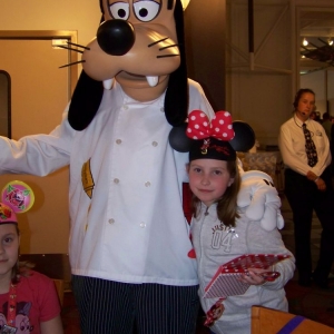 Meeting Goofy at Chef Mickey's