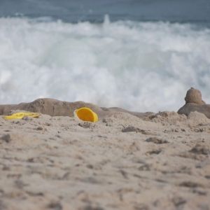 pail_and_shovel_in_sand