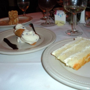 Dessert_in_a_restaurant