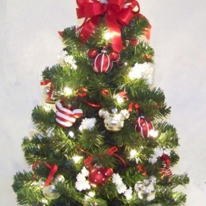 Traditional_Red_and_White_Christmas_Tree