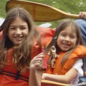 girls_in_canoe