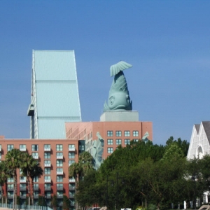 Disney_Swan