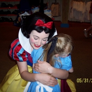 Snow_White_Hug