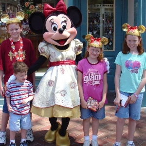 Kids_and_Minnie2