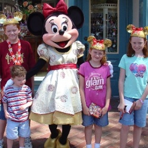 Kids_and_Minnie3