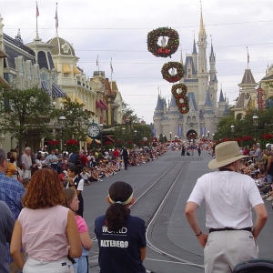 Here comes the parade - 11/2004