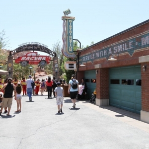 Radiator-Springs-Racers-001