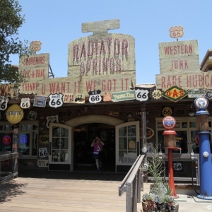 Shops-Cars-Land-001